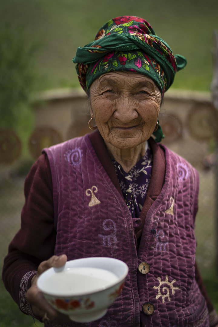 Femme kirghiz apportant du lait de jument, Murdash, Kirghizistan.