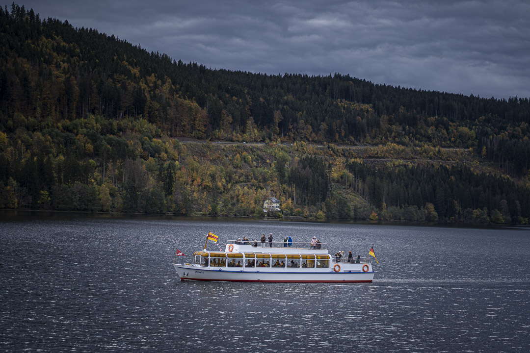 Bateau de plaisance naviguant sur le lac Titisee, Titisee-Neustadt, Allemagne.