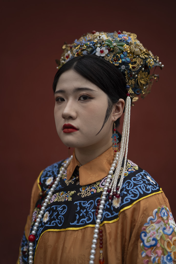 Femme chinoise en tenue traditionnelle, cité Interdite, Pékin, Chine.