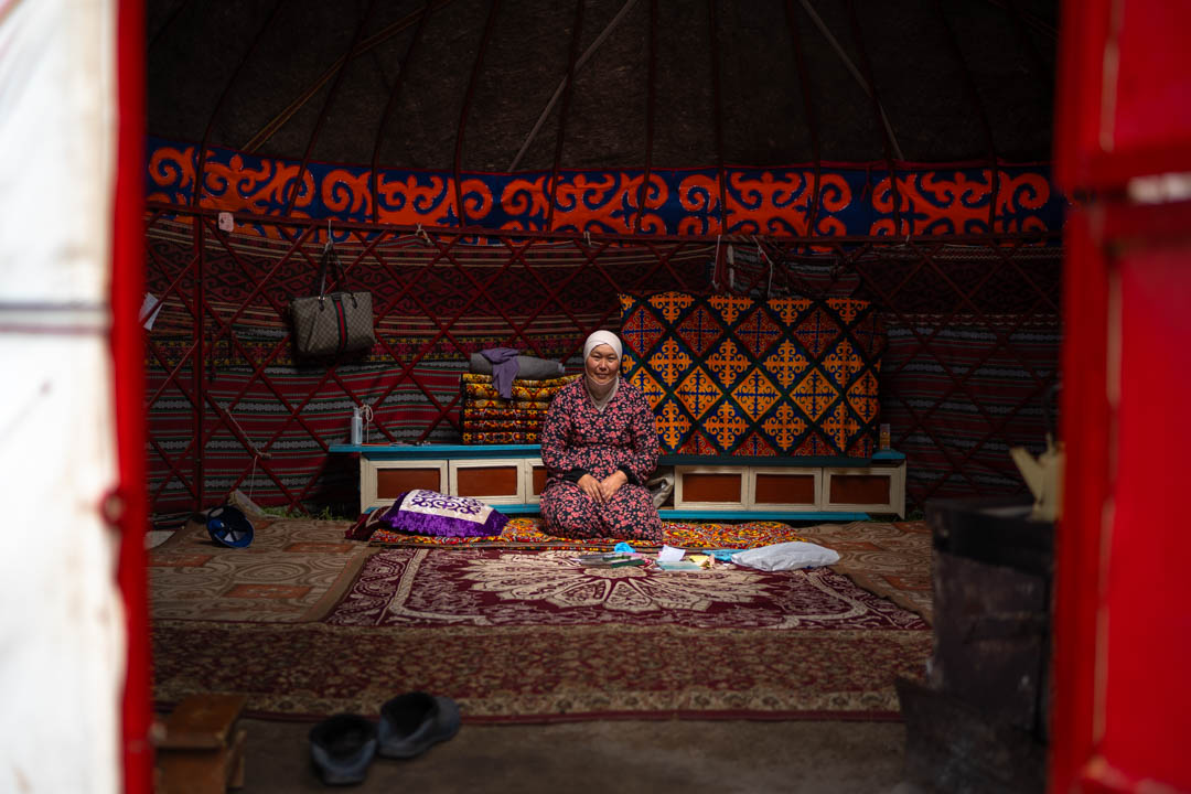 Femme Kirghiz dans sa yourte près du lac Ozero, région d'Osh, Kirghizistan. @helene_decaestecker