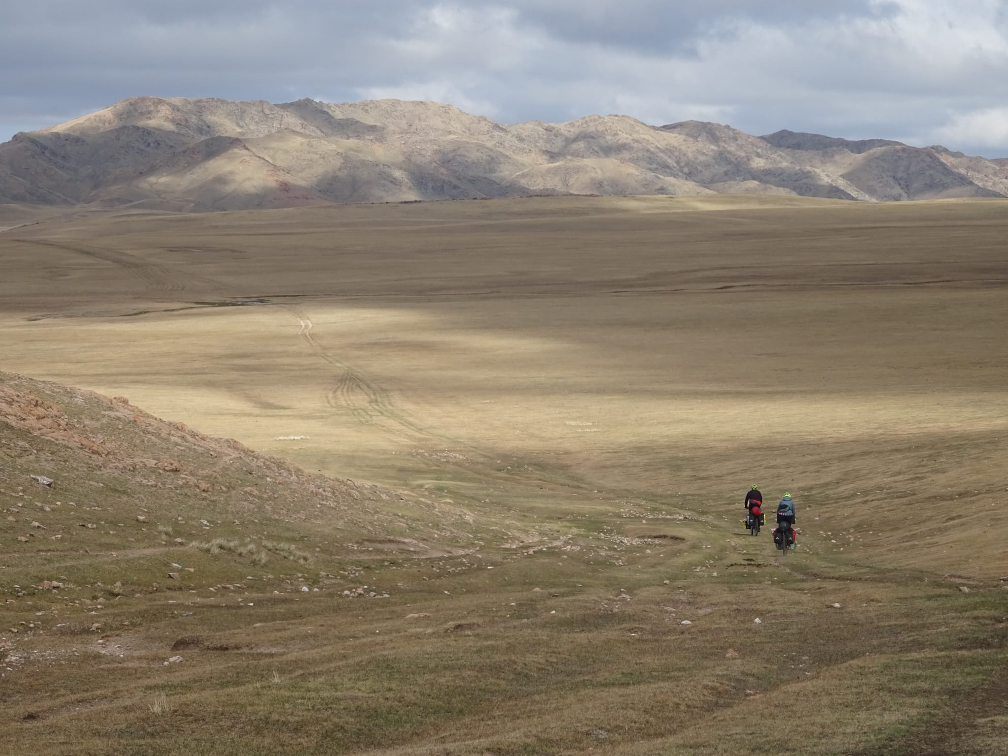 Sur une petite route poussiéreuse, Julian a rencontré des allemands au milieu de nulle part et ont pris la direction d'un col ensemble. Les paysages, la sensation de liberté et l'effet glissant, qui accompagnent cette photo, illustrent parfaitement le voyage à vélo pour Julian. @Julian Beaudry