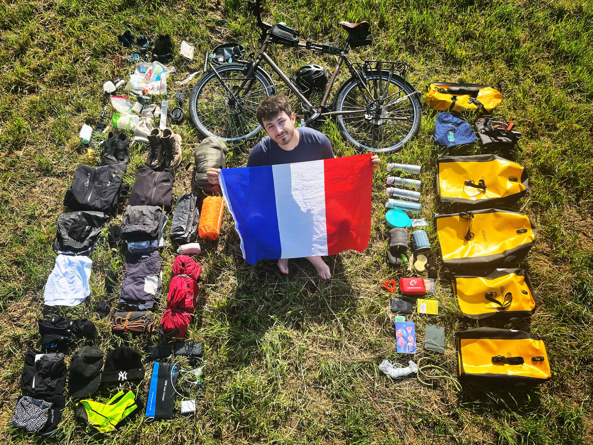 Samuel et son matériel, initialement parti en tour d'Europe en vélo avant d'entreprendre un tour du monde en autostop. @unsimplevagabond_